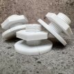 Rozetka skręcana do rurki Ø12,5–13 mm | Maskownica kasetonu 40 mm | Biała (2)