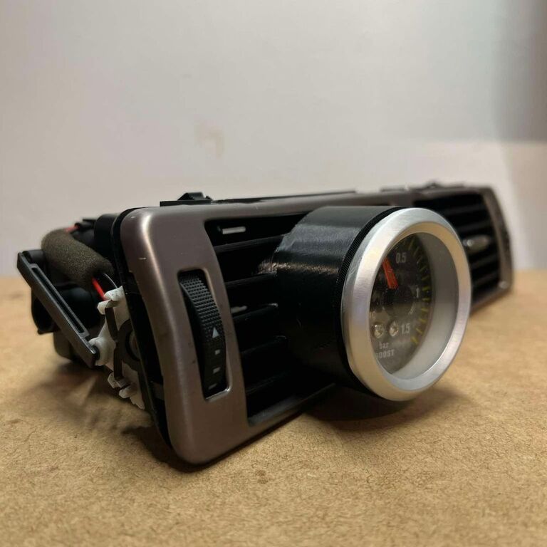 Kratka nawiewu pod wskaźnik 52 mm Audi A6 C5 Turbo (3)
