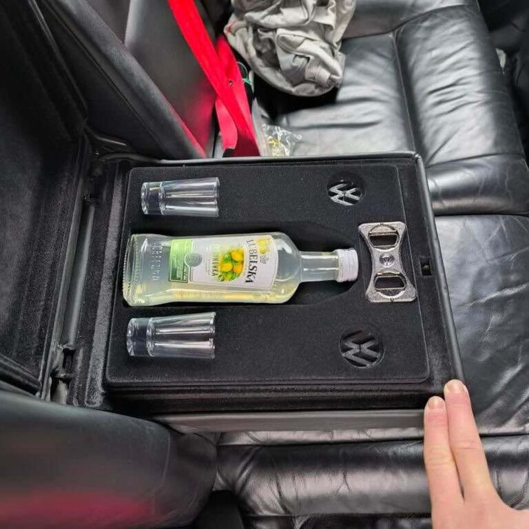 Mini Barek do tylnego podłokietnika VW Golf 4 IV z 2 kieliszkami (2)